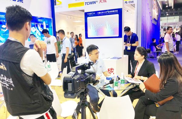 央視CCTV對話中國品牌欄目組對天成照明現場采訪
