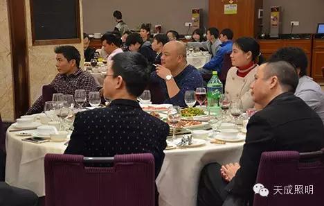 天成家人入座 与众来宾合作伙伴 客户一起享用宴席