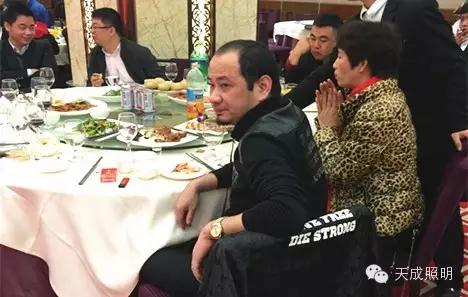 天成家人入座 与众来宾合作伙伴 客户一起享用宴席
